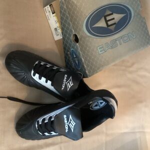 NWT Easton Black and White Sports Shoes